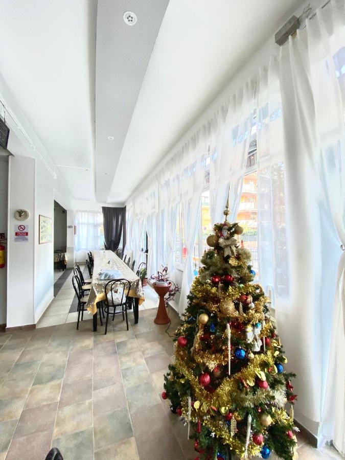Hotel Villa Lorena Rimini Buitenkant foto