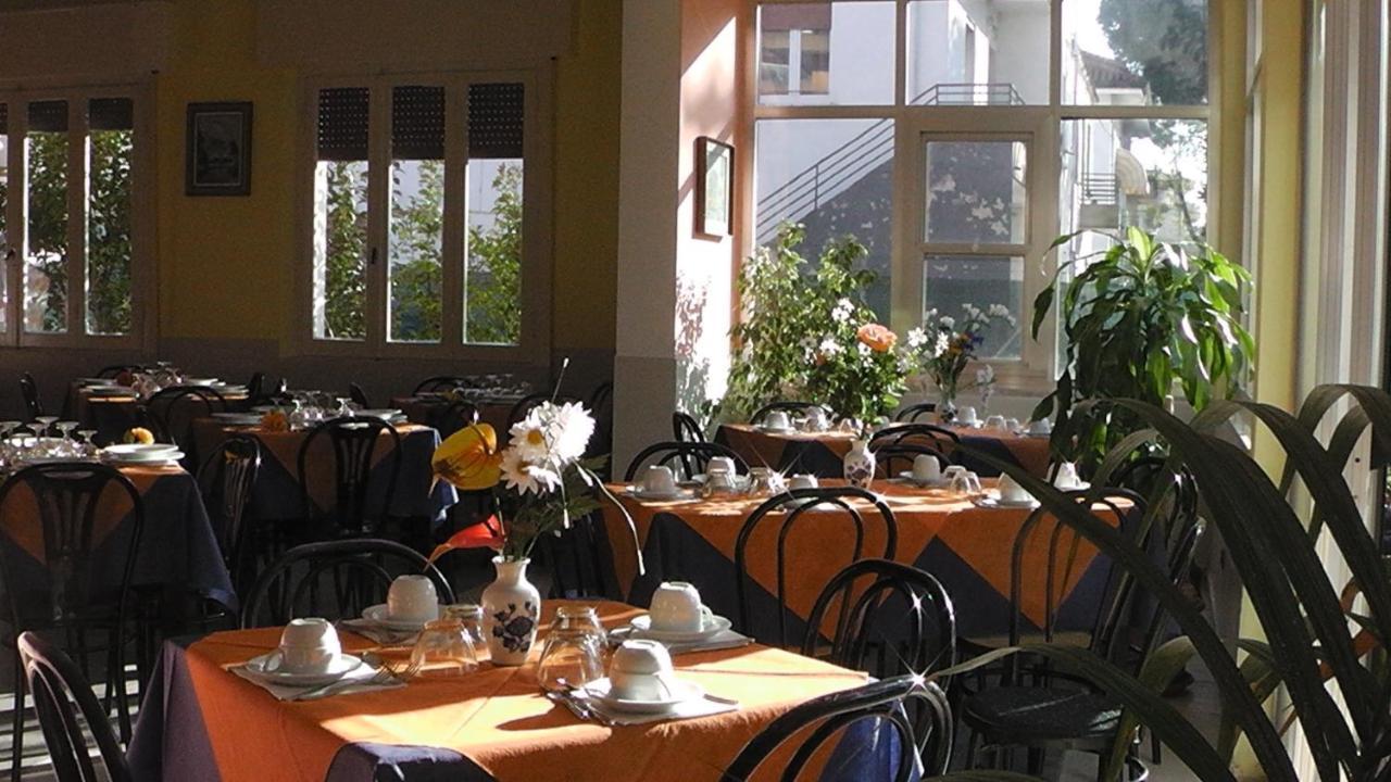 Hotel Villa Lorena Rimini Buitenkant foto