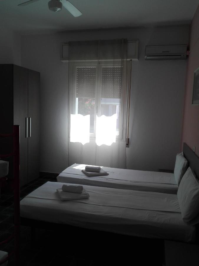 Hotel Villa Lorena Rimini Buitenkant foto