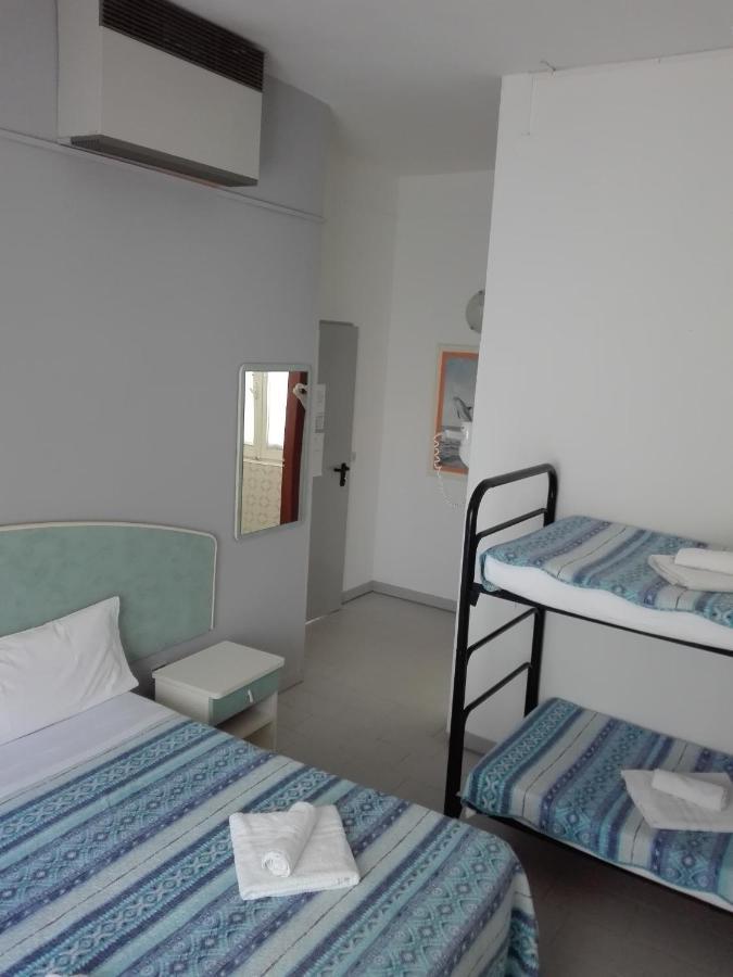 Hotel Villa Lorena Rimini Buitenkant foto