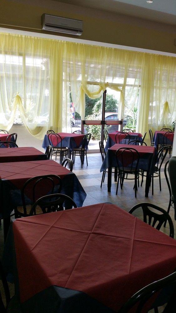 Hotel Villa Lorena Rimini Buitenkant foto