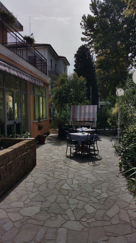 Hotel Villa Lorena Rimini Buitenkant foto