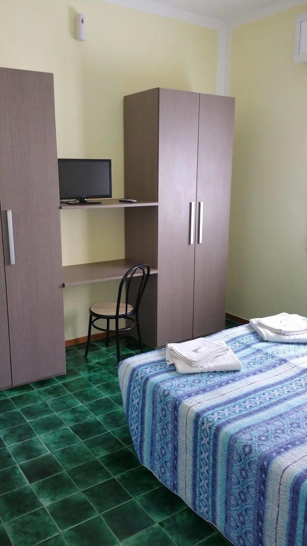 Hotel Villa Lorena Rimini Buitenkant foto