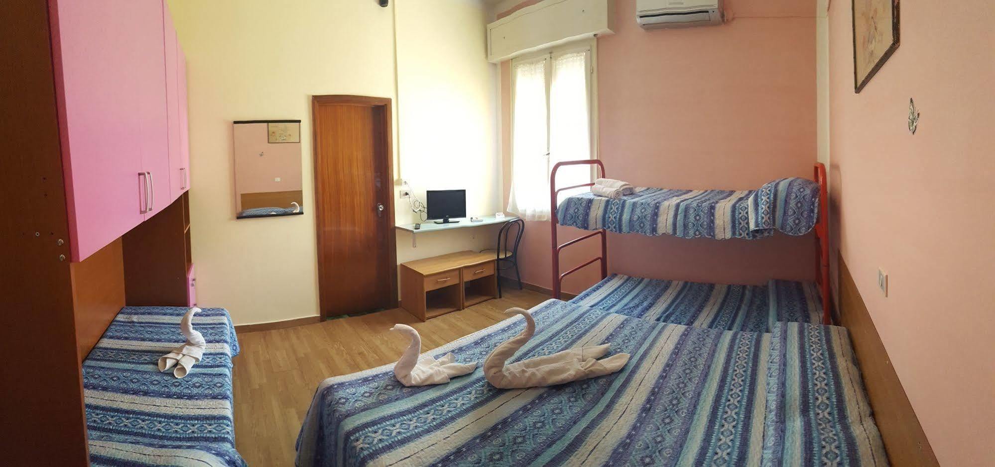 Hotel Villa Lorena Rimini Buitenkant foto