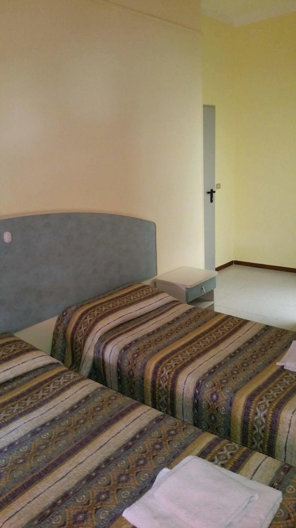 Hotel Villa Lorena Rimini Buitenkant foto