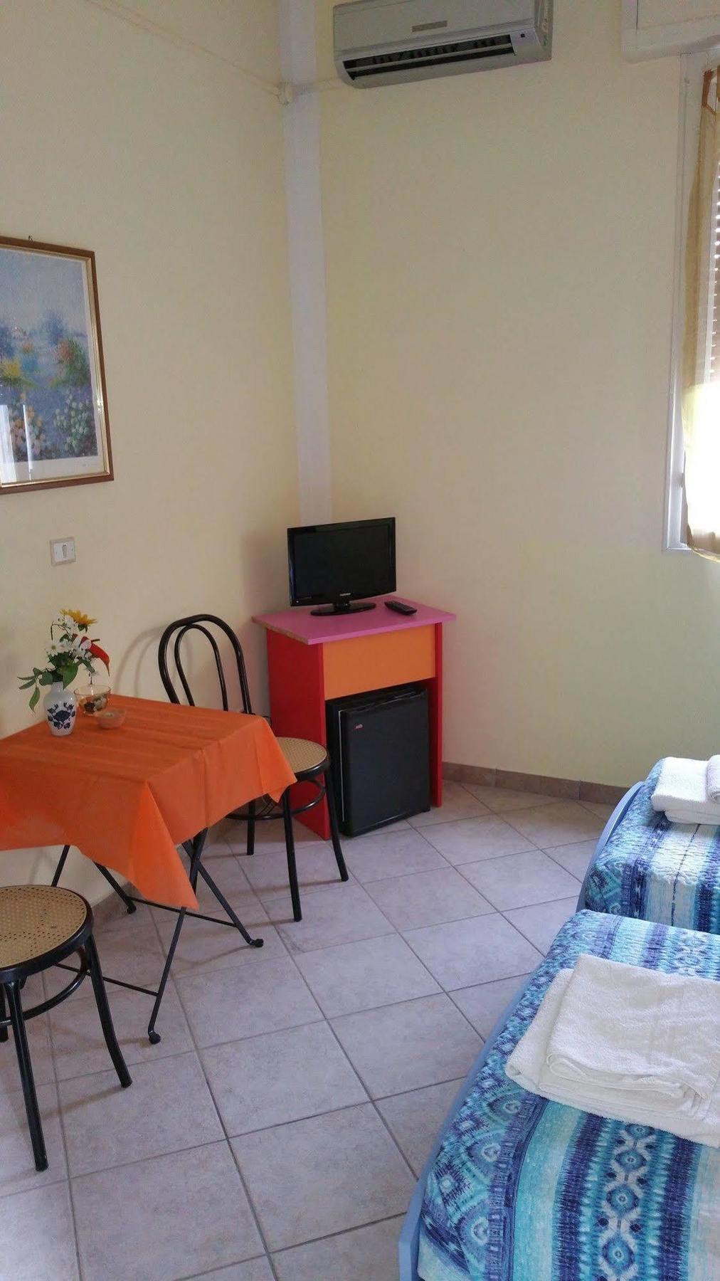 Hotel Villa Lorena Rimini Buitenkant foto