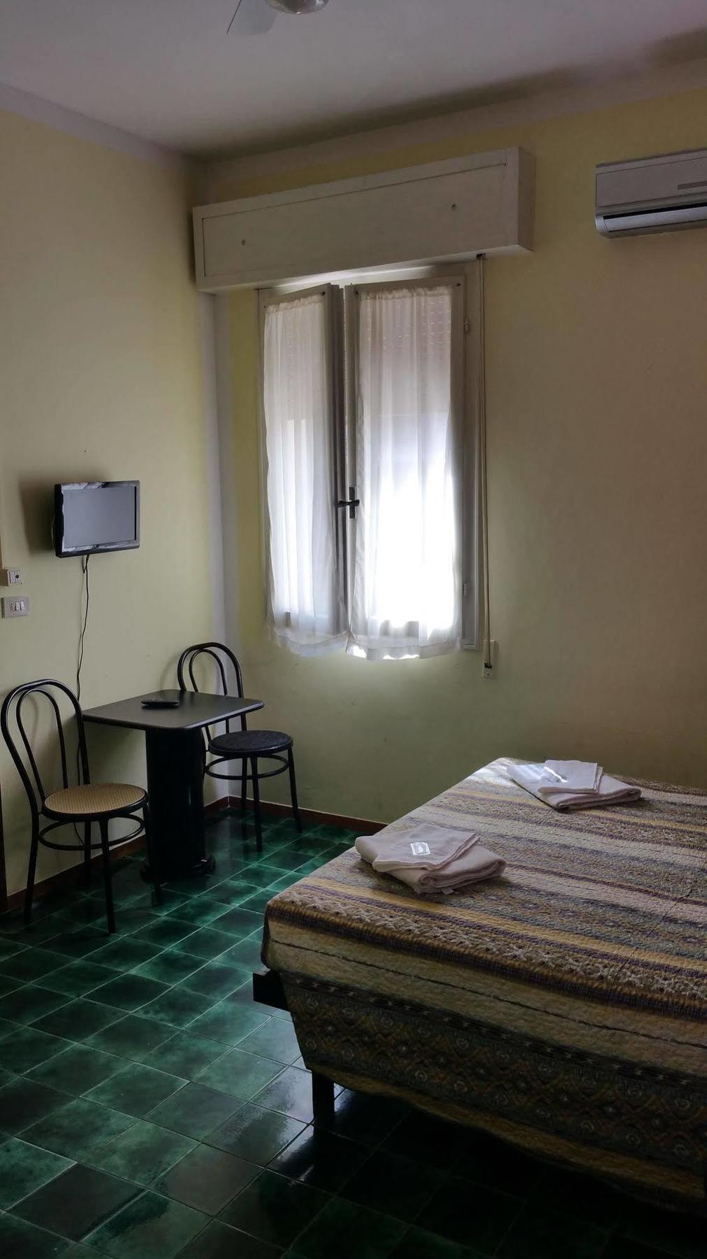 Hotel Villa Lorena Rimini Buitenkant foto
