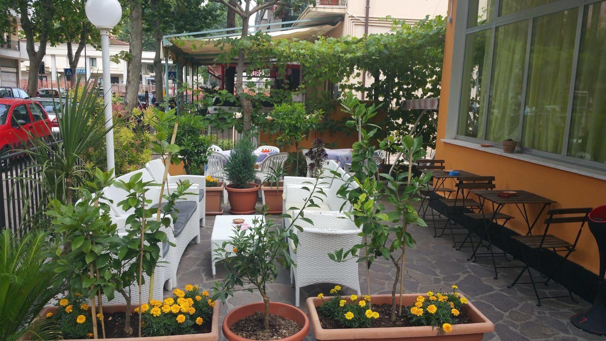 Hotel Villa Lorena Rimini Buitenkant foto