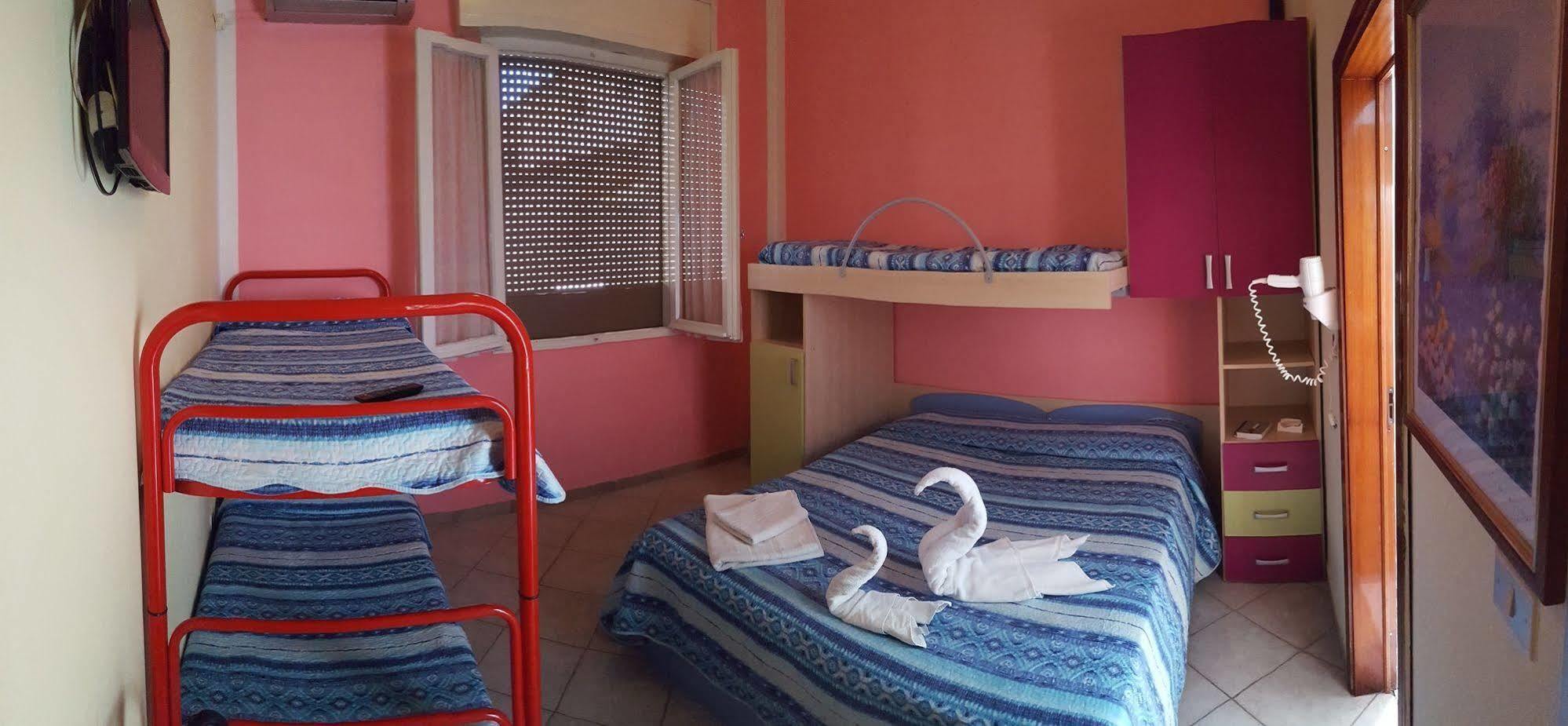 Hotel Villa Lorena Rimini Buitenkant foto